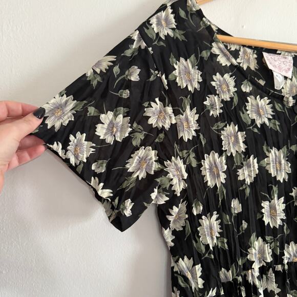 90s Vintage NEVER SAY CAN'T | Black Daisy Print Babydoll Pleated Dress | Medium - Picture 6 of 8